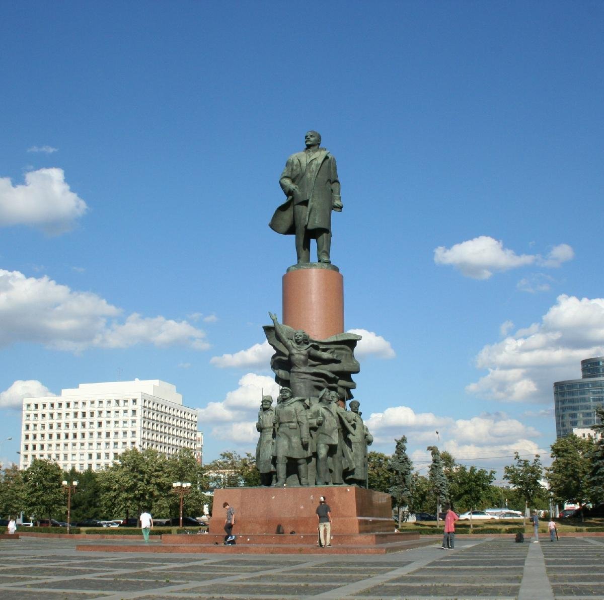 Площадь ленина москва. Памятник Ленину на Калужской площади. Памятник Ленину на Октябрьской площади. Памятник Ленину в Москве на Октябрьской. Памятник Ленину метро Октябрьская.