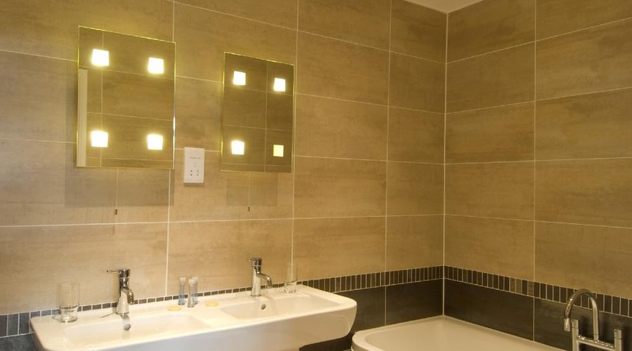 Junior Suite Bathroom