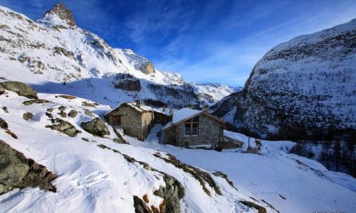 Chalet Colinn niché sur la montagne