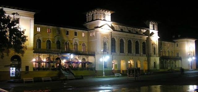 Stary Dom Zdrojowy i deptak nocą