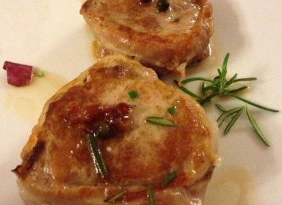 filetto di maiale con pancetta al pepe verde