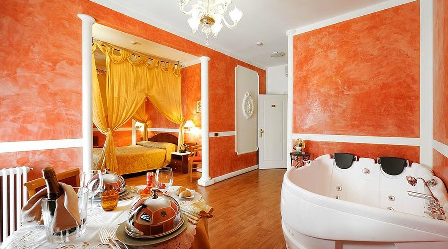 Suite con un incantevole letto rotondo e un grazioso salotto
