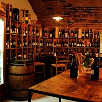 Tavoli e Botti nella cantina..