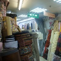所狭しと反物が