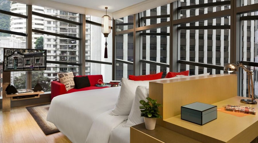 Floor-to-ceiling windows welcome 90 degree views of Hong Kong’s most dynamic neighbourhood.