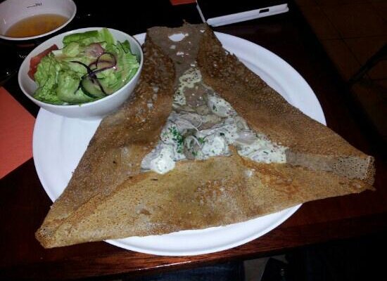 Crepe andouillette de guémené sauce moutarde