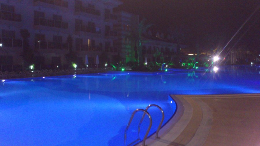 Poolen med kvällsbelysning