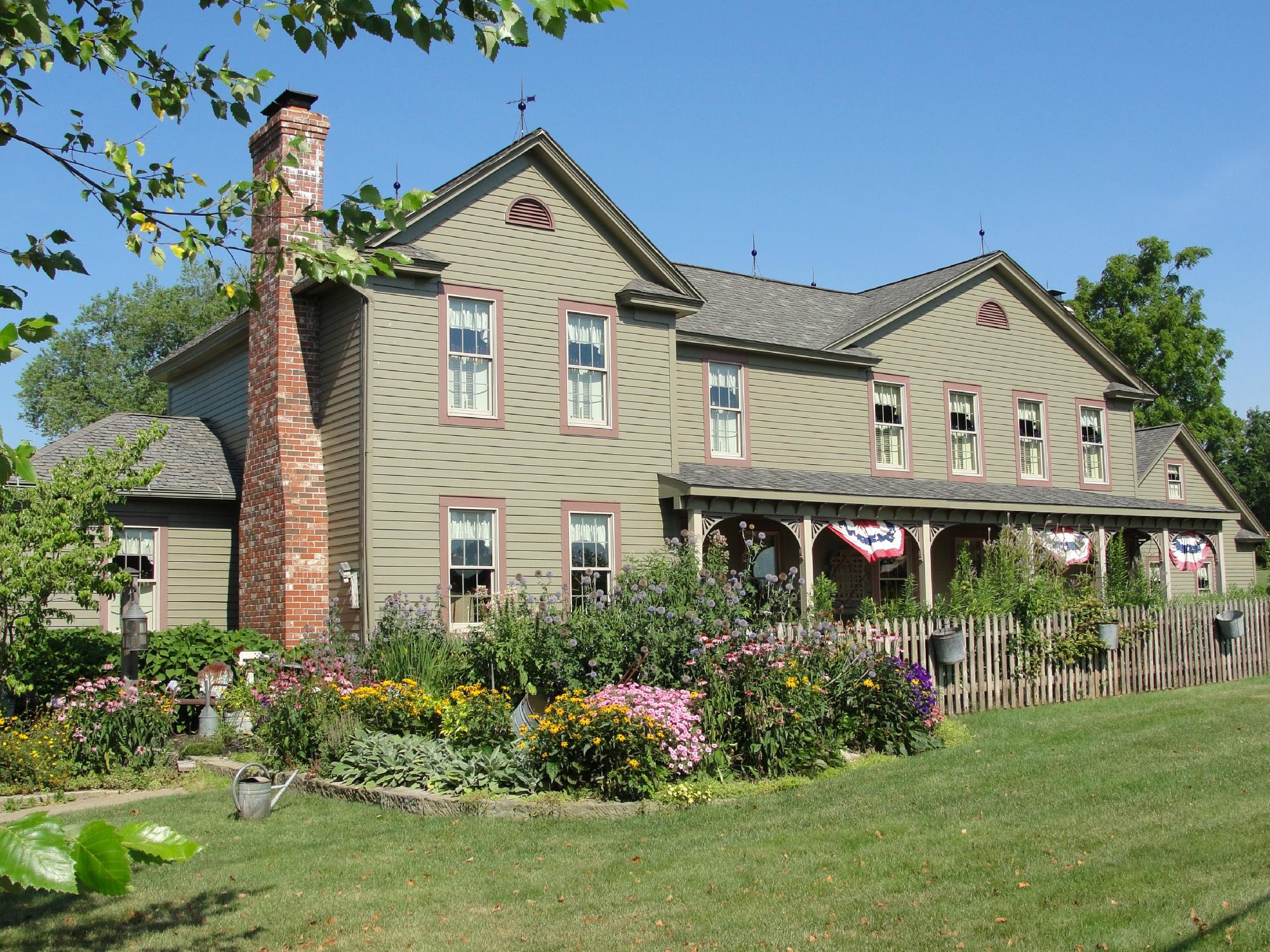 THE WHIMSICAL PIG BED AND BREAKFAST AT WOLF CREEK - B&B Reviews (Copley ...