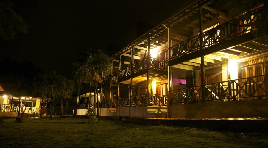 Frente del Hotel de noche