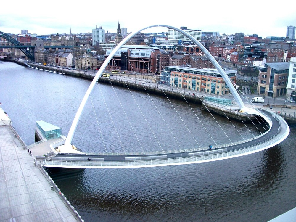 Мост расположен. Millennium Bridge в Нортумберленд. Мост Миллениум в ш в Ньюкасле. Параметры пешеходного моста (the Gateshead Millenium Bridge). Впечатления от мост Миллениум.