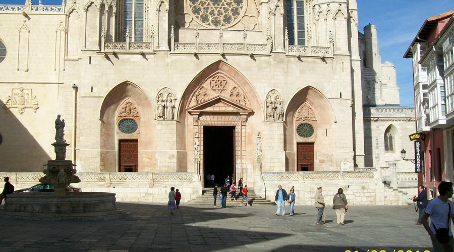 Vista de la Catedral de Burgos desde la puerta del hotel.