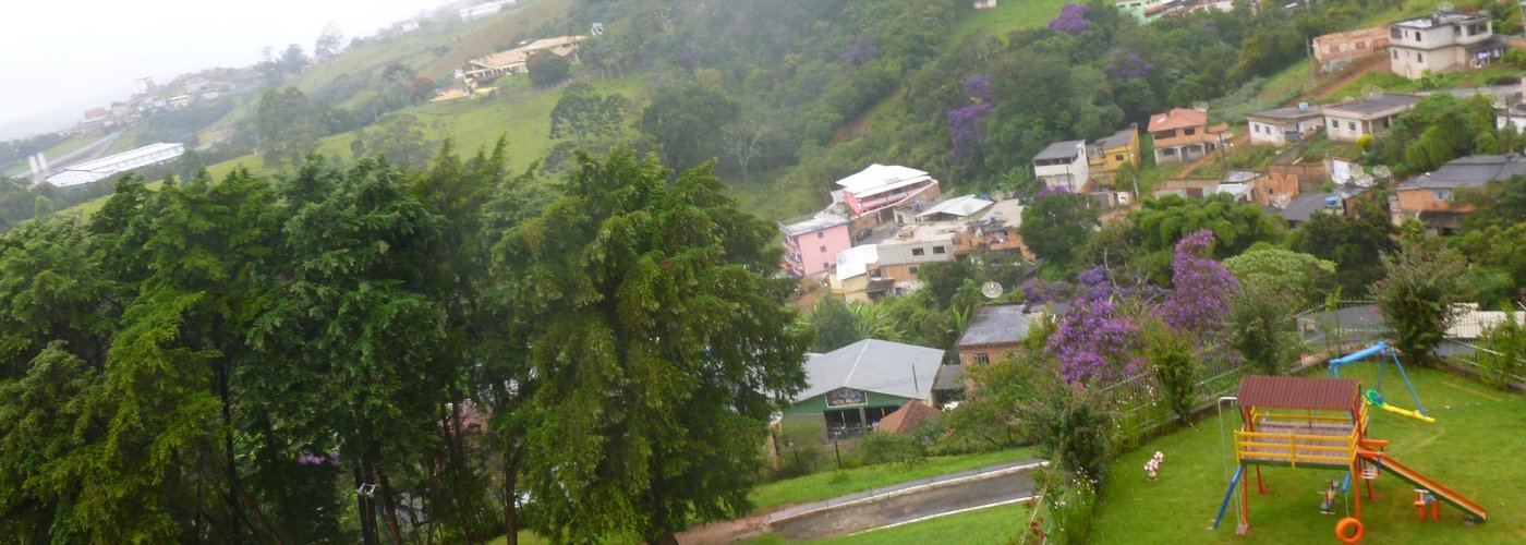 Outro ângulo pegando a quadra de tênis