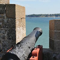 ce canon pointé vers La Vicomté à Dinard symbolise peut-être la rivalité entre Dinardais et Mal