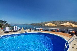 Pool & Beach