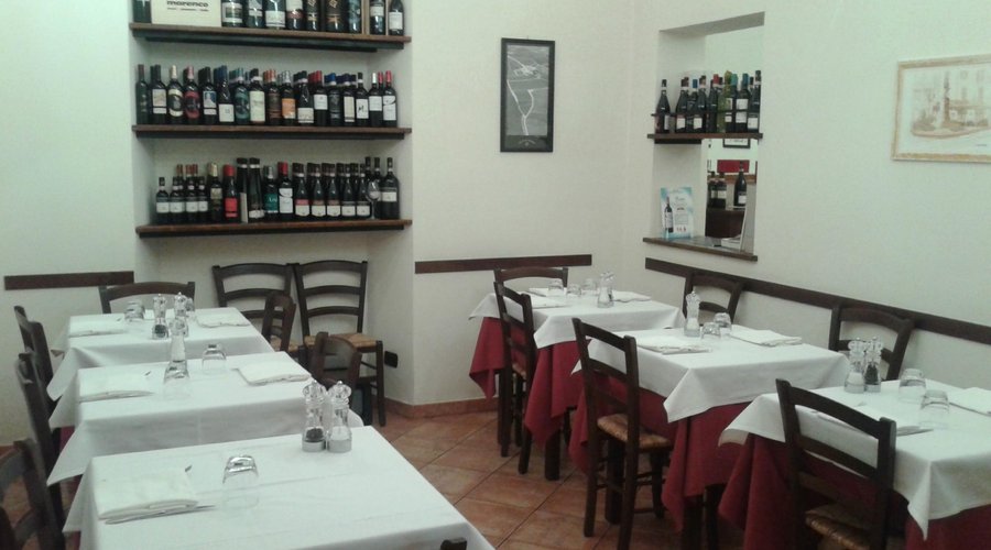 saletta e esposizione di vini