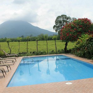 Vista del Volcán Arenal en la piscina