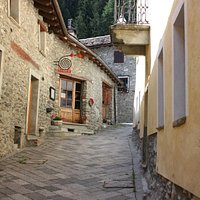 Entrata del ristorante lungo la via del borgo