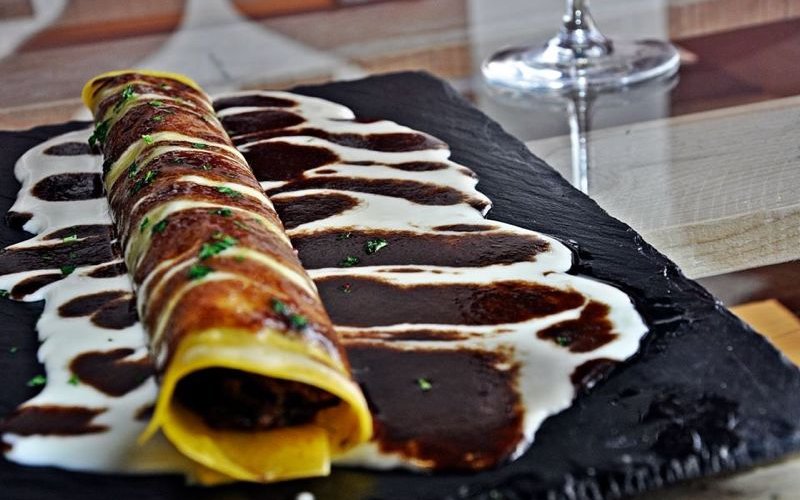 Canelón de rabo de toro con bechamel ligera y reducción de su jugo