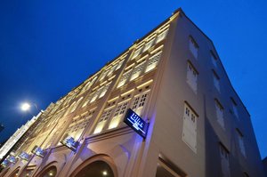 Bliss Hotel in Singapore, image may contain: Hotel, City, Condo, Urban