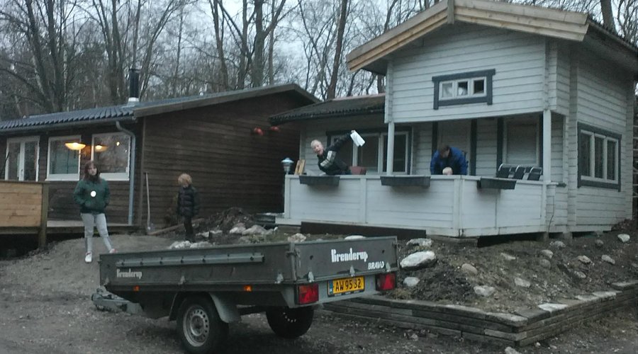 Stor hytte og ved siden af cafe...