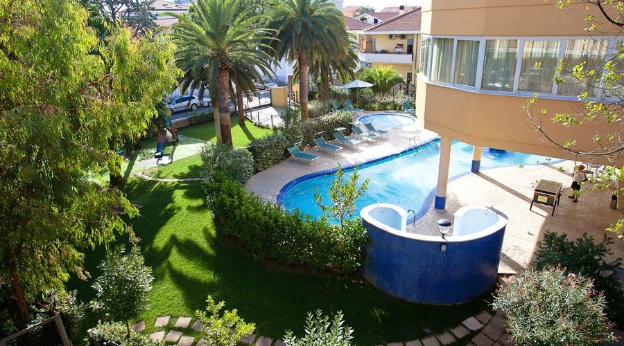Piscina e Giardino