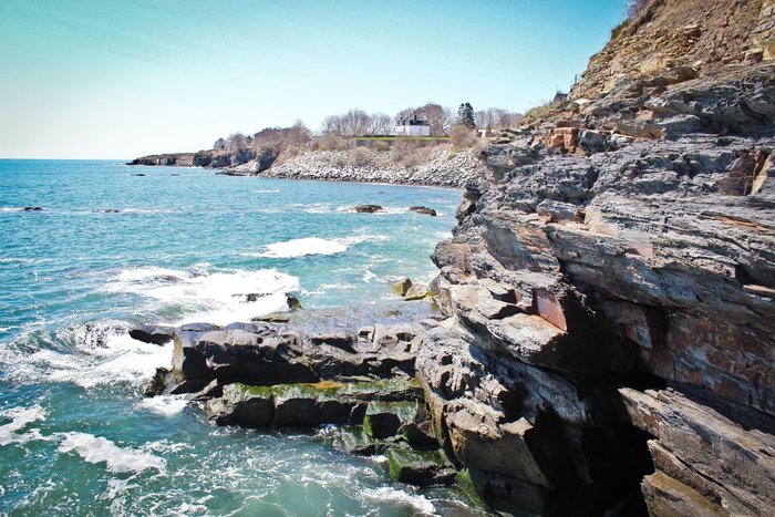 The waves breaking along the cliff walk.