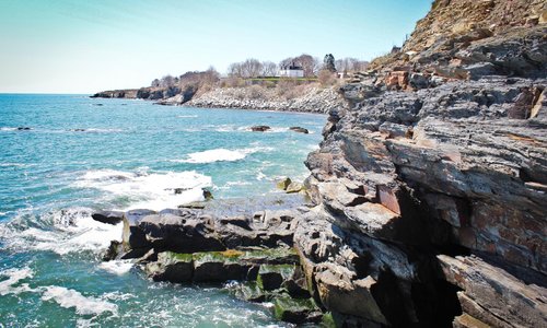 The waves breaking along the cliff walk.