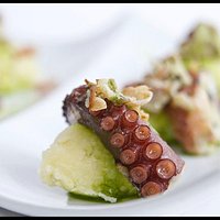 Pulpo a la brasa con majado de yuca y chimichurri