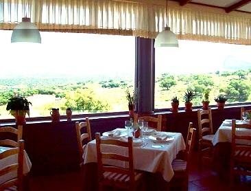 Interior del Comedor con Amplios Ventanales
