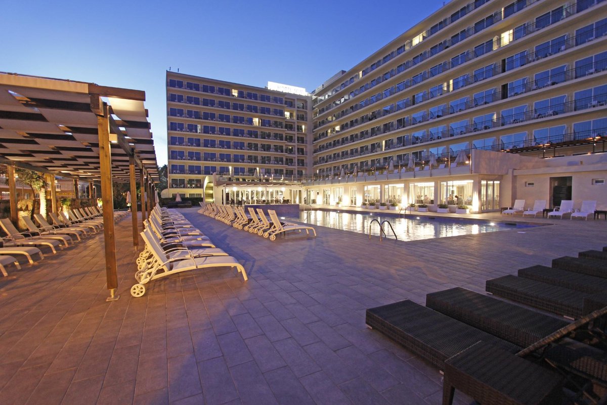 Friendly staff, excellent location & clean hotel. - Review of Aparthotel Fontanellas Playa, Can Pastilla, Spain - Tripadvisor