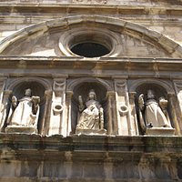 Detalle de la portada del Monasterio