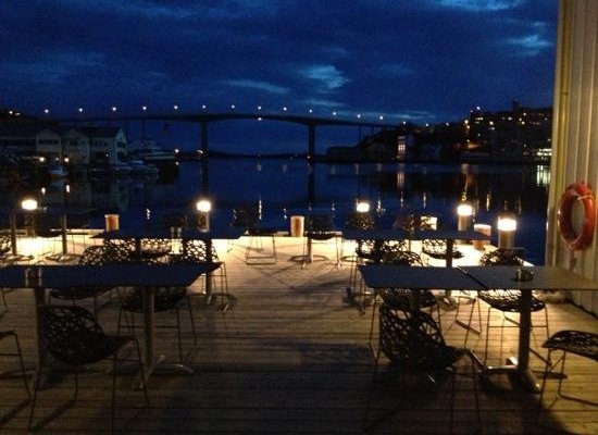 på utsiden av restauranten
