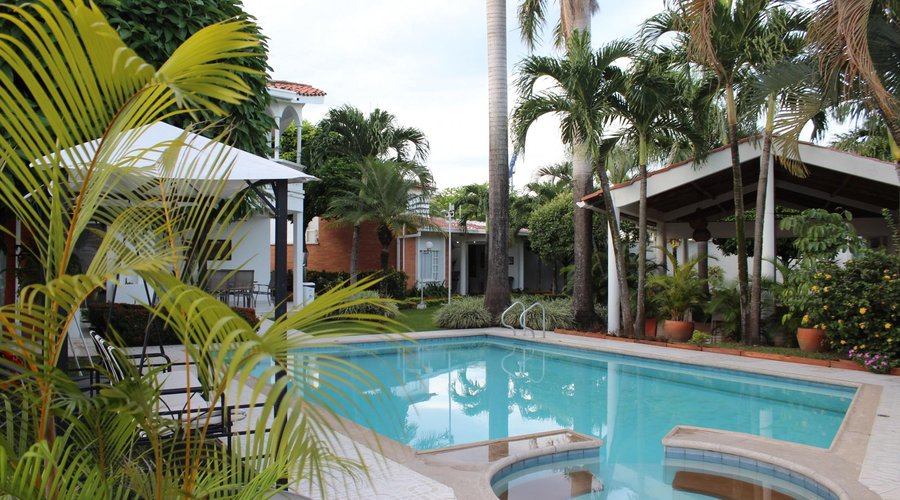 PISCINA Y ZONAS VERDES