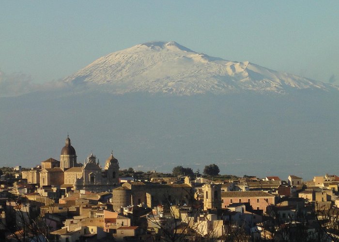 Panorama con il vulcano Etna sul fondo.