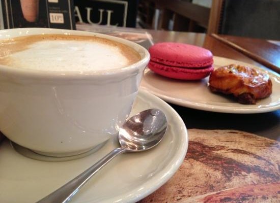 Cappuccino, large macaron & raisin pastry. Rating: Good.