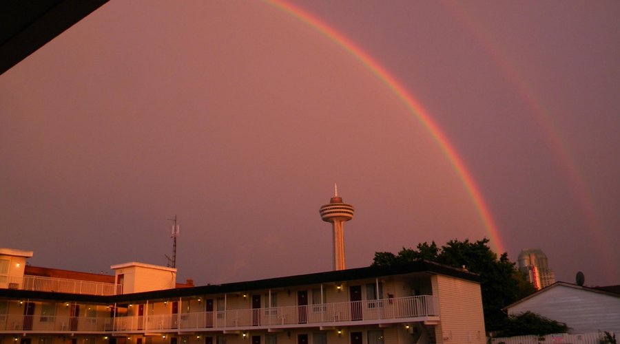 A ten minute walk to the falls and Clifton Hill attractions.