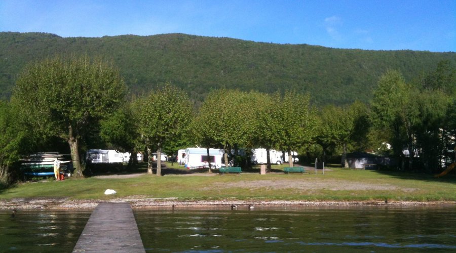 camping au bord du lac d'Annecy, les pieds dans l'eau