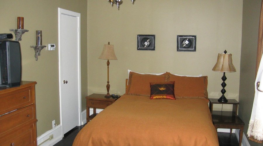 The "Flats" room w a double bed