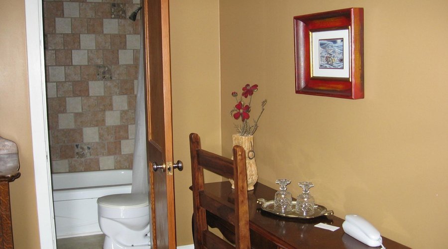 Renews Rock room/bathroom