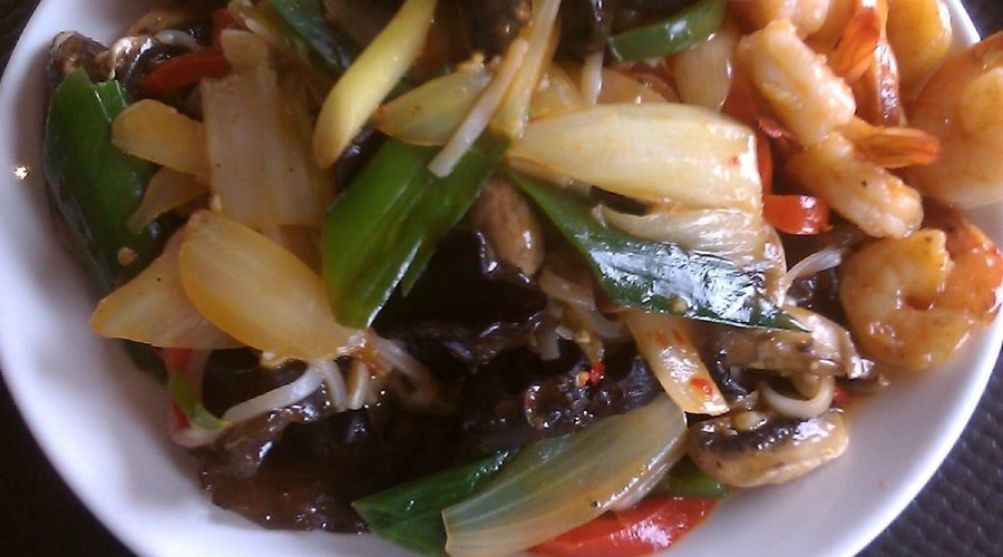 Chou chinois, poireaux, champignons noirs, oignons et crevettes