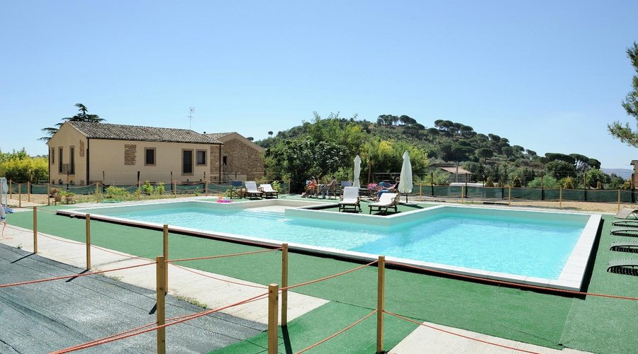 La piscina con idromassaggio -  Swimming pool