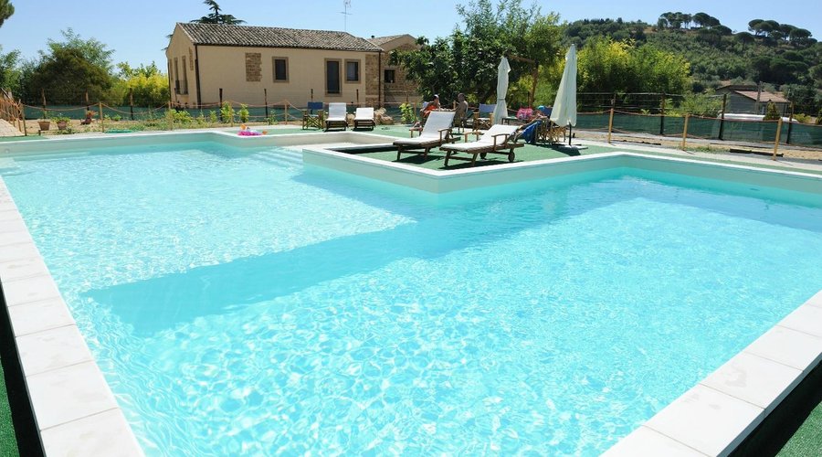 La piscina con idromassaggio -  Swimming pool