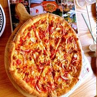 This is a pretty pizza, compared to the sweet potato and other nonsense some Koreans put on pizz