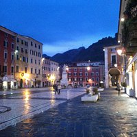 e di notte, con la pioggia