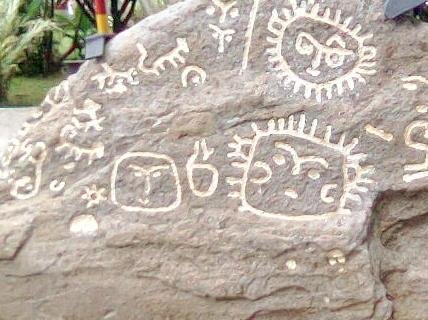 Piedra con escrituras indigenas