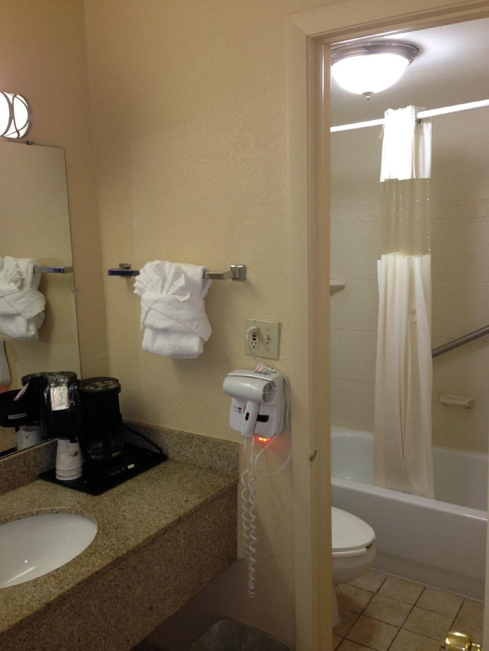 HOWARD JOHNSON BY WYNDHAM AIRPORT FLORIDA MALL $54 ($̶8̶0̶