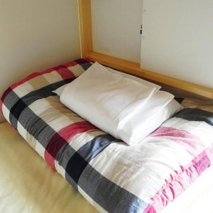ベッド　国産のオーダーメイドベッド（個別照明、個別カーテン、個別コンセント、個別セキュリティーボックス、低反発マットレス）を使用しています。