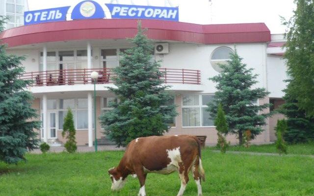 Вид на гостинницу со стороны озера