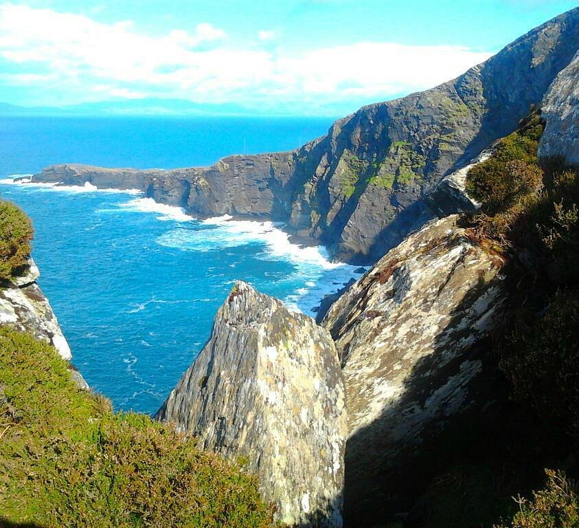 Остров западная страна. Остров Валентия. Ирландия остров Валентия фото. Залив Святого Финиана. St Finians Bay County Ireland.