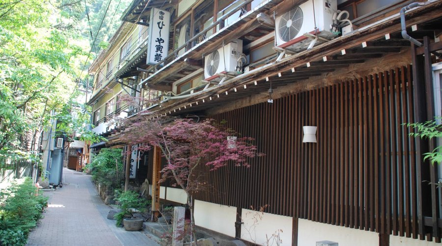 The entrance to Onyado Hishiya Torazo